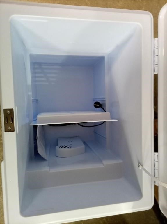 Koolatron 49L (52-Qt) 12V Electric Cooler/Warmer – P85